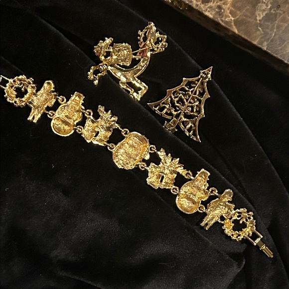 Gold Tone Holiday Charm Bracelet and Brooch Set Tree Reindeer Santa - Picture 5 of 13
